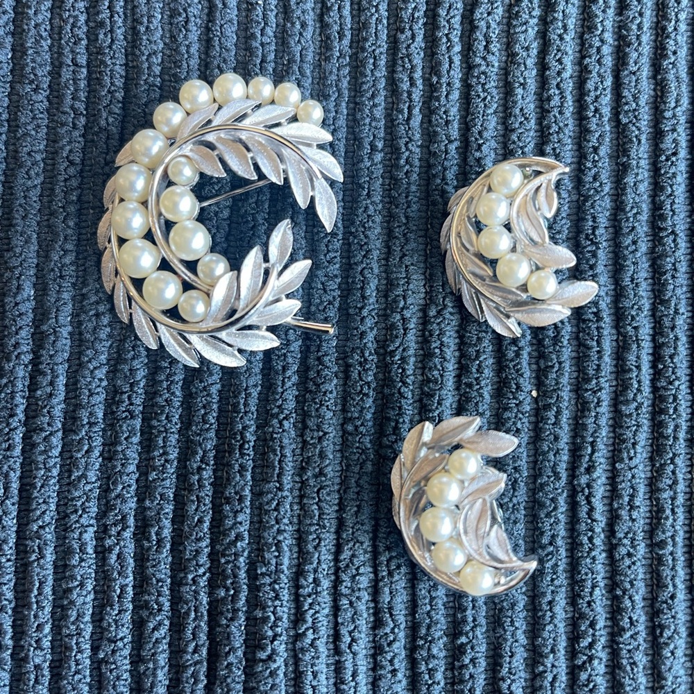 VINTAGE BROOCH AND EARRINGS SET